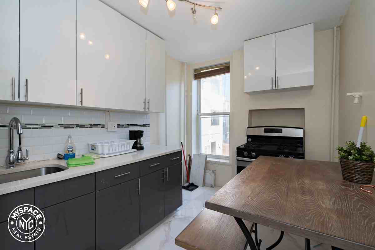 912 Gates Ave 1R, New York, NY 11221 2 Bedroom Apartment for Rent