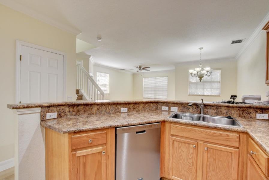 7 Largo Way - Photo 3 of 10