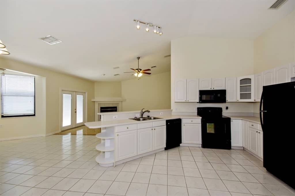 1109 S Indiana Ave - Photo 2 of 20