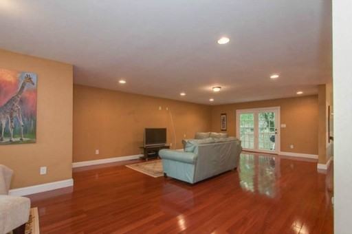 308 Creek Ave - Photo 2 of 26