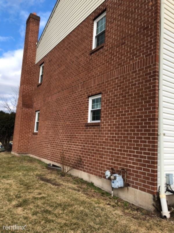 606 Village Green Dr - Photo 3 of 4