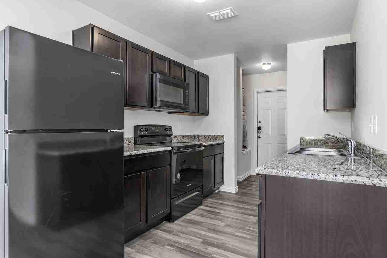 2304 N Glass Ave - Photo 2 of 14