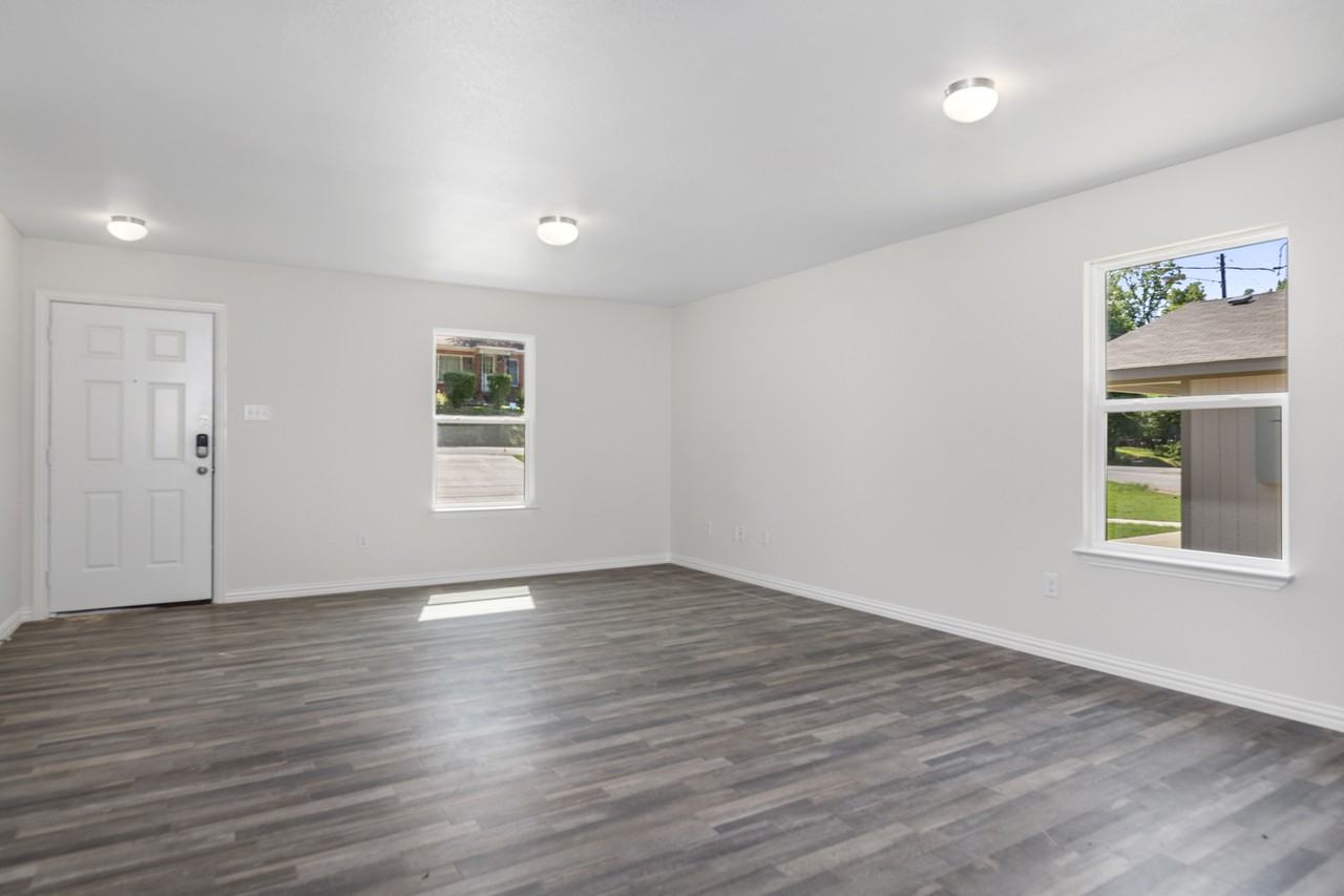 2304 N Glass Ave - Photo 3 of 14