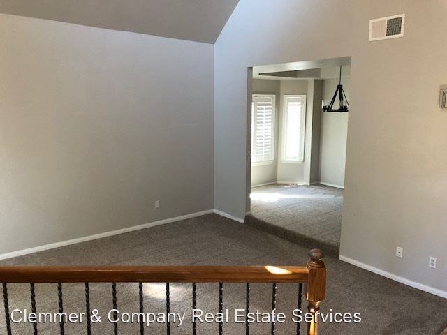 144 Stockdale Cir - Photo 3 of 25