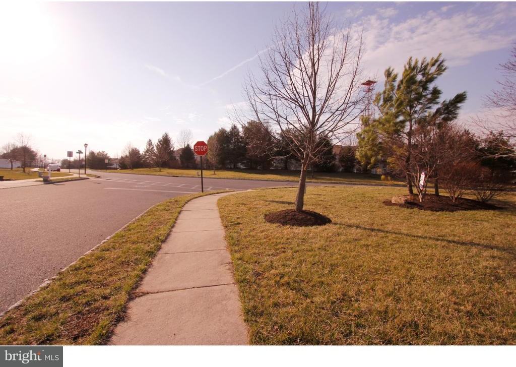 2 Elizabeth Ln - Photo 2 of 25