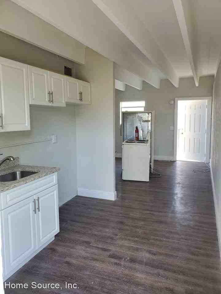 812 19th St - Photo 2 of 5