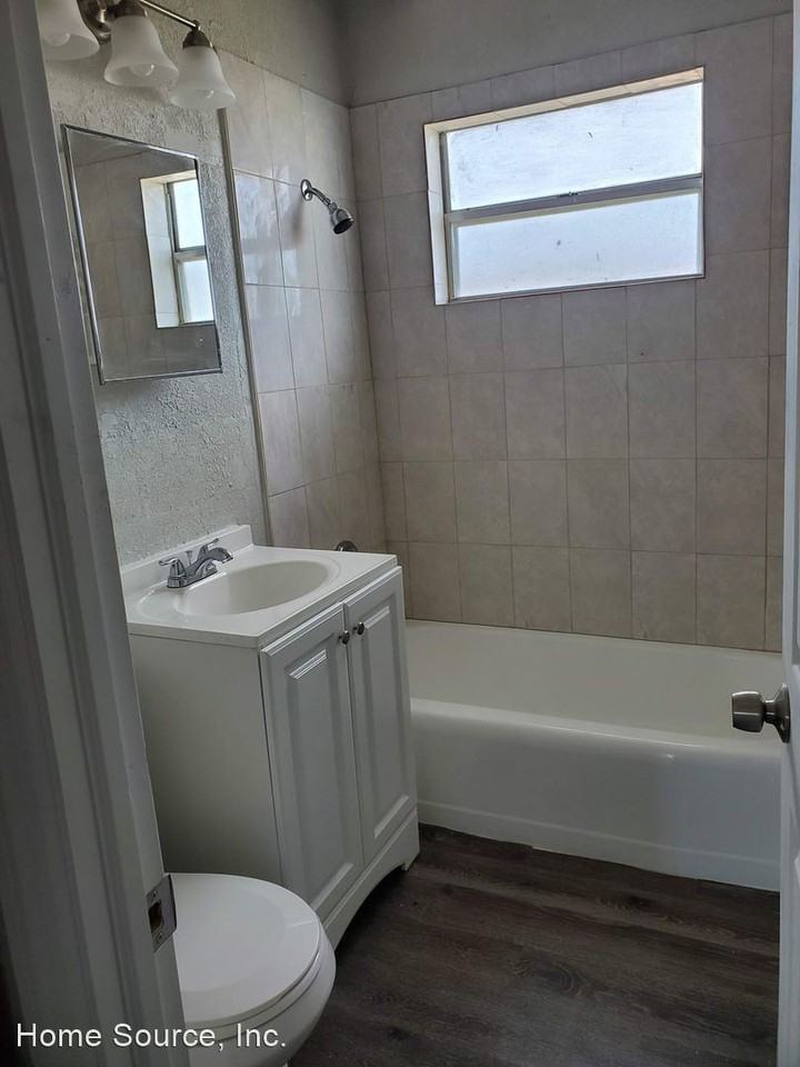 812 19th St - Photo 3 of 5