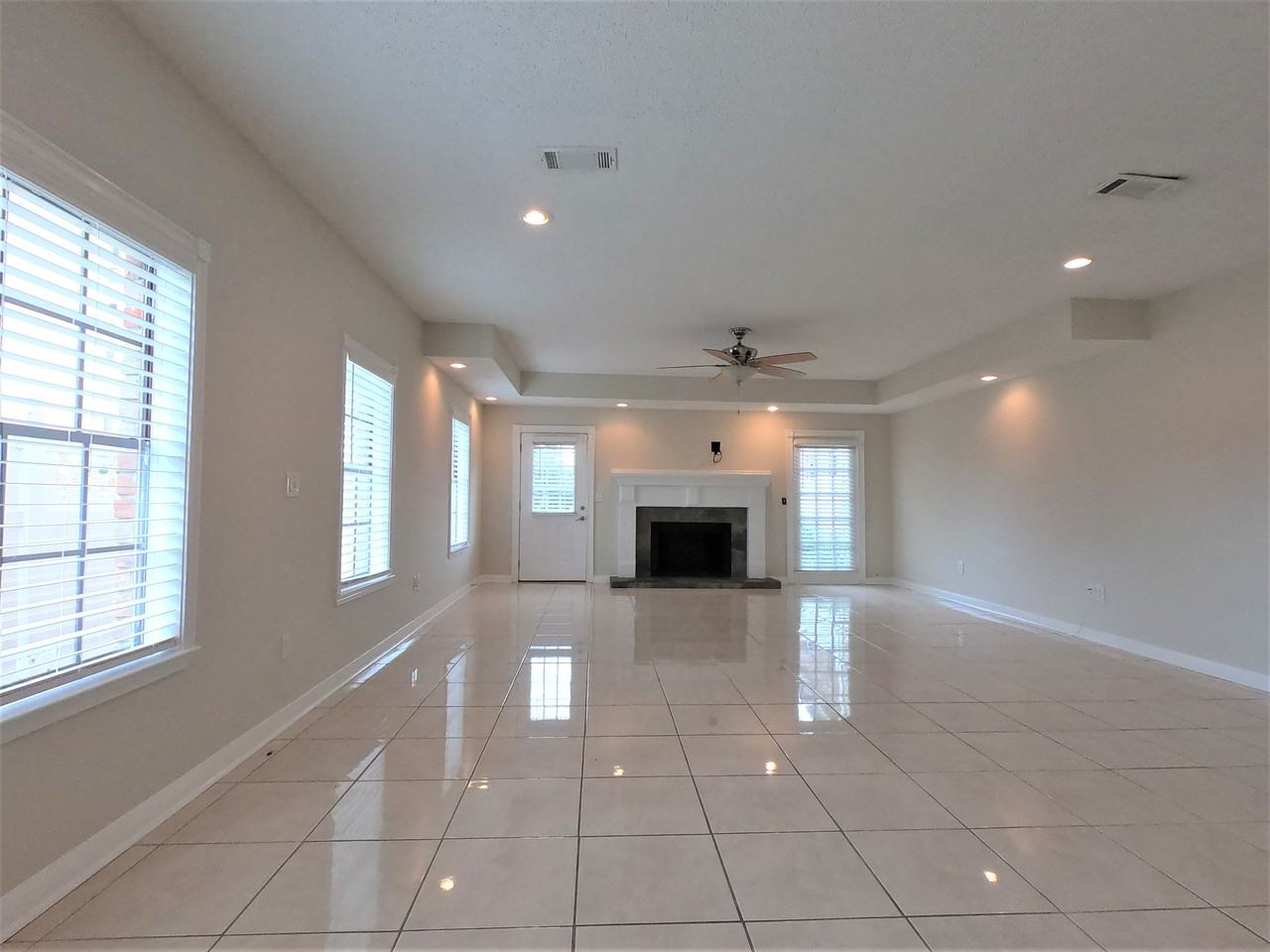 207 West Robert E Lee Boulevard - Photo 2 of 10