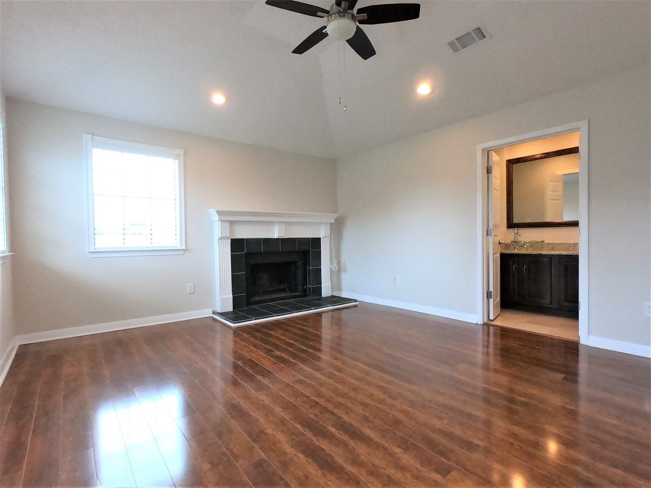 207 West Robert E Lee Boulevard - Photo 3 of 10