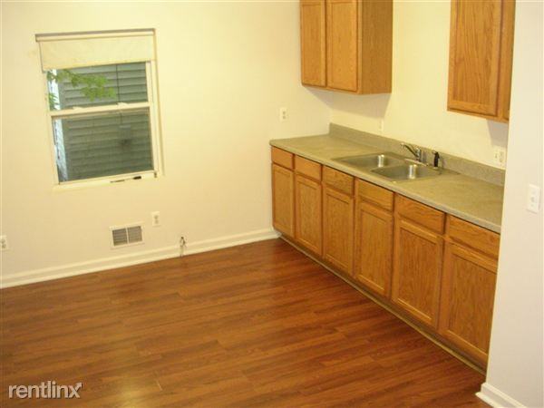 363 Holford St - Photo 3 of 10