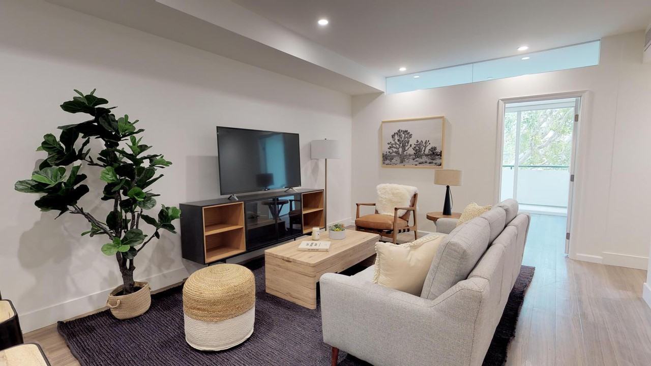 Buzzing Beverly Grove flat with rooftop views - Photo 2 of 12