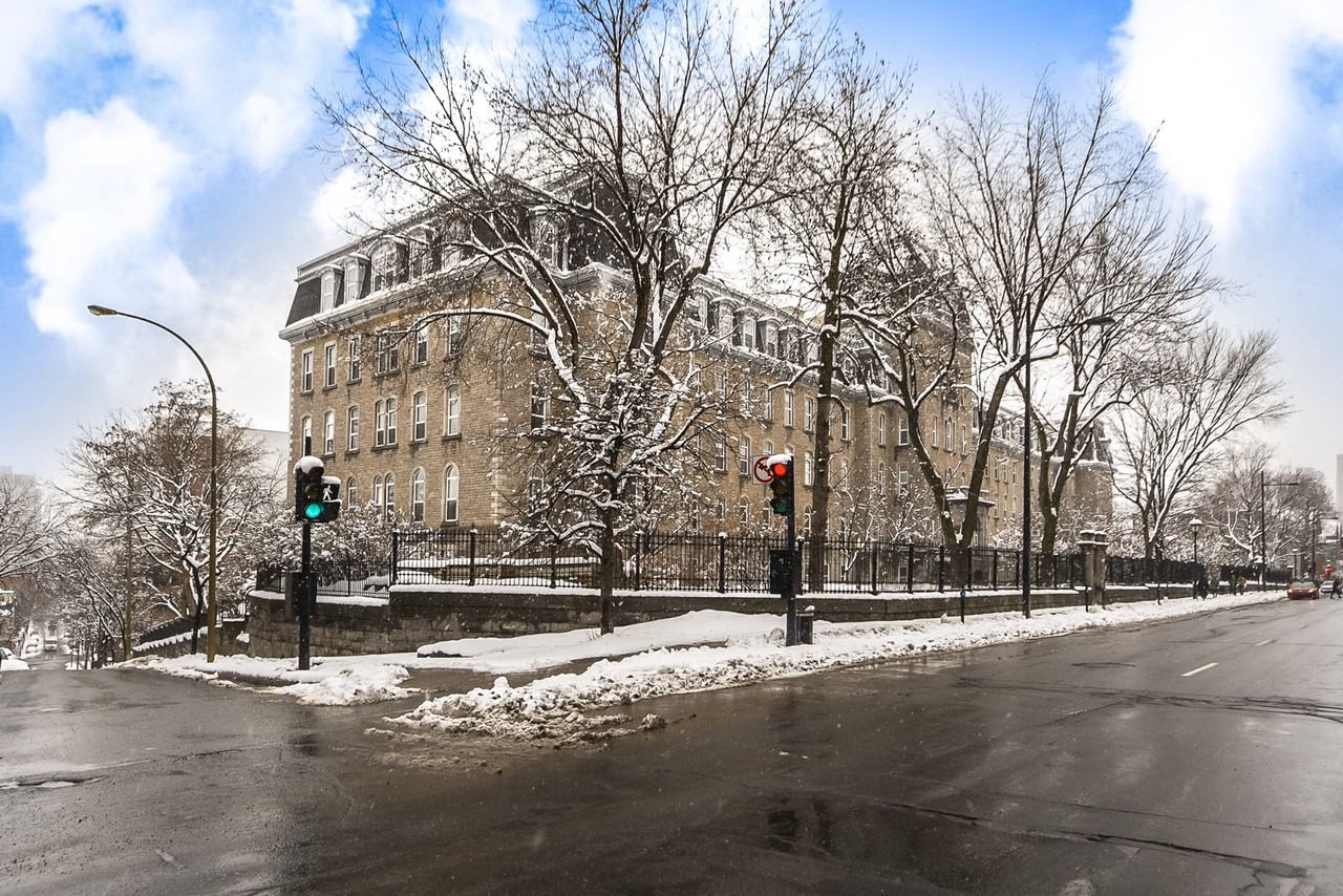 260 Rue Sherbrooke E, Montréal, QC H2X 1E1 1 Bedroom Apartment for