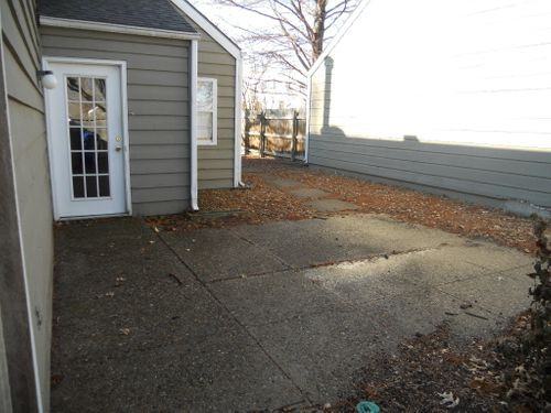 2322 Hawthorn Dr - Photo 2 of 8