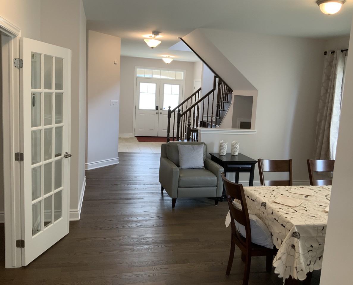 878 Stallion Cres - Photo 3 of 12