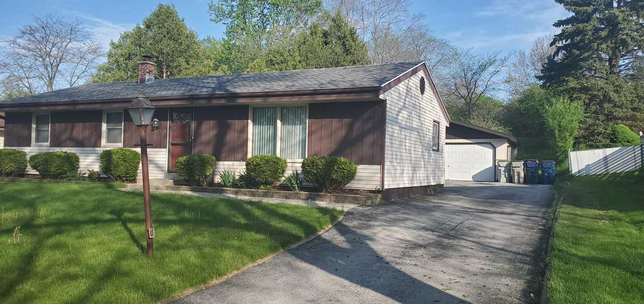 10208 W Arch Ave - Photo 2 of 2