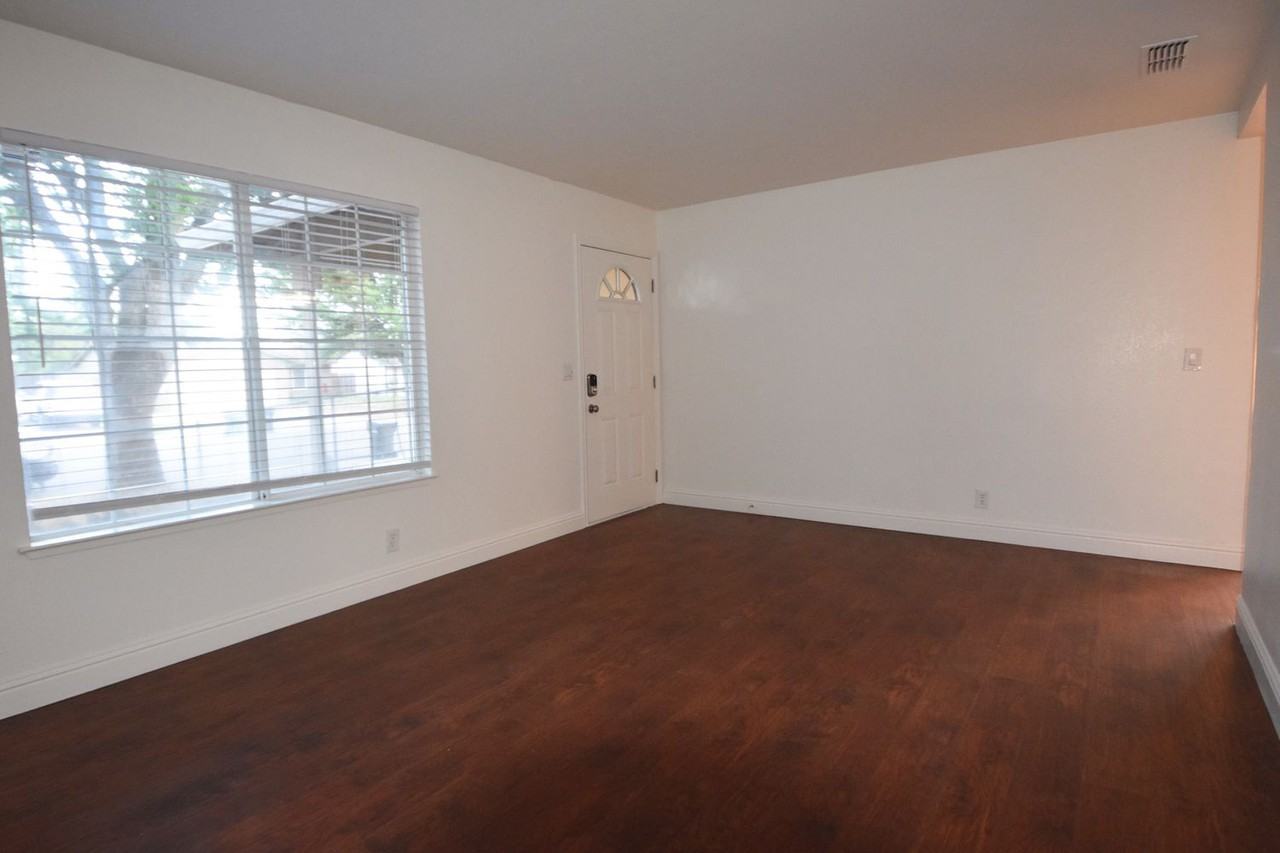 6828 Sprig Dr - Photo 2 of 10
