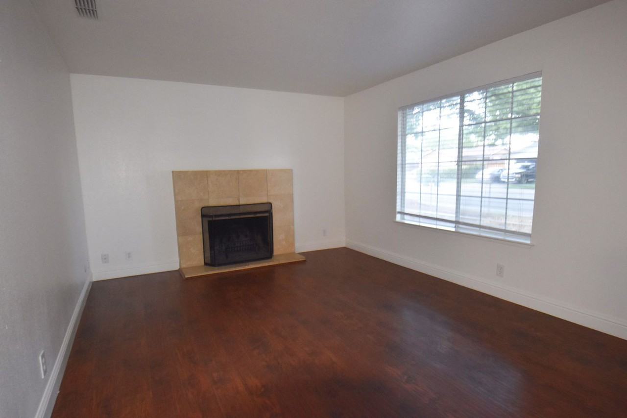 6828 Sprig Dr - Photo 3 of 10
