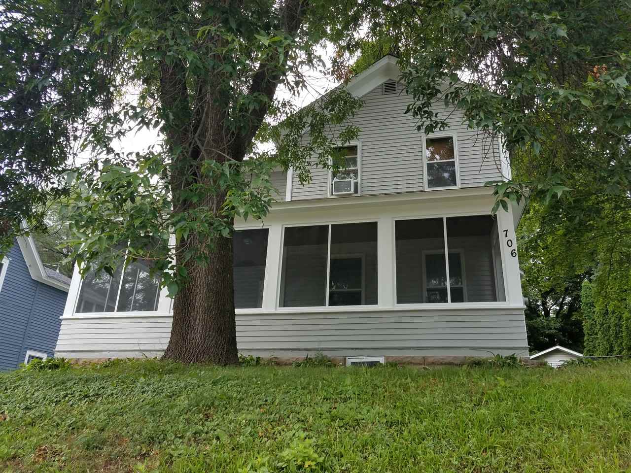 706 Laurel St W - Photo 2 of 2