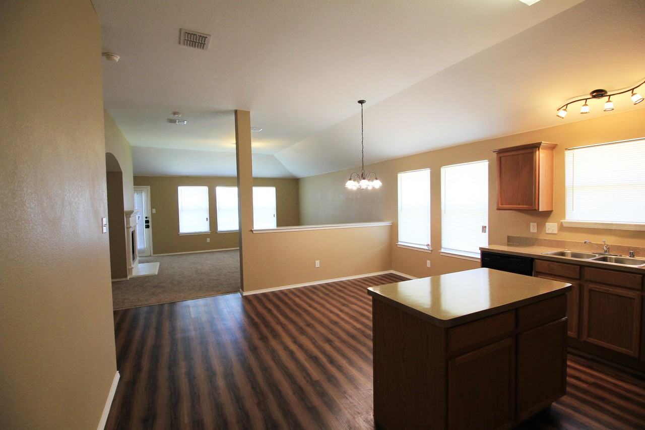 1713 Chapman Dr - Photo 3 of 50