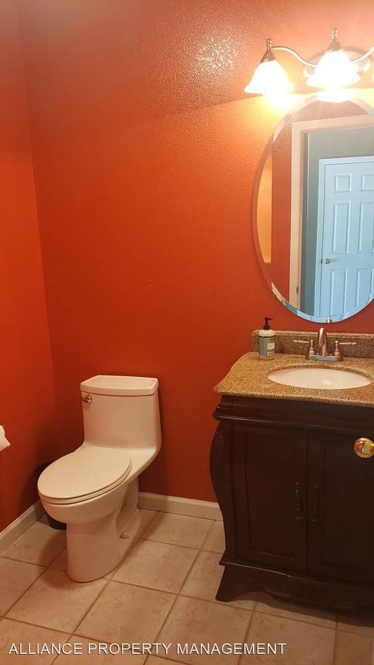 301 Elbridge Ave - Photo 3 of 32