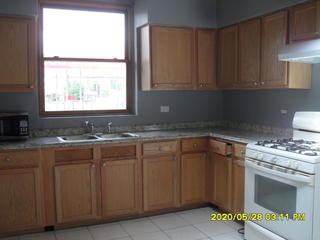 7910 S 88th Ave - Photo 3 of 12