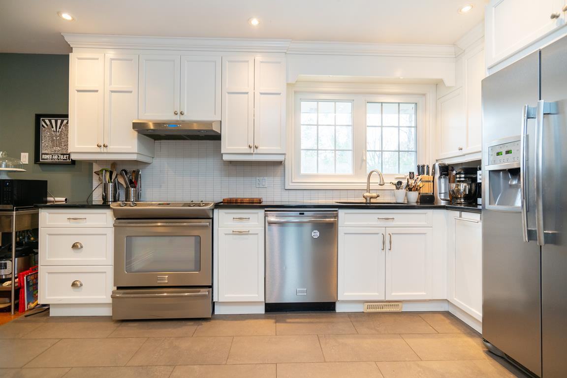 78 Charleswood Drive, Beaconsfield, QC H9W 5N3 3 Bedroom Apartment for