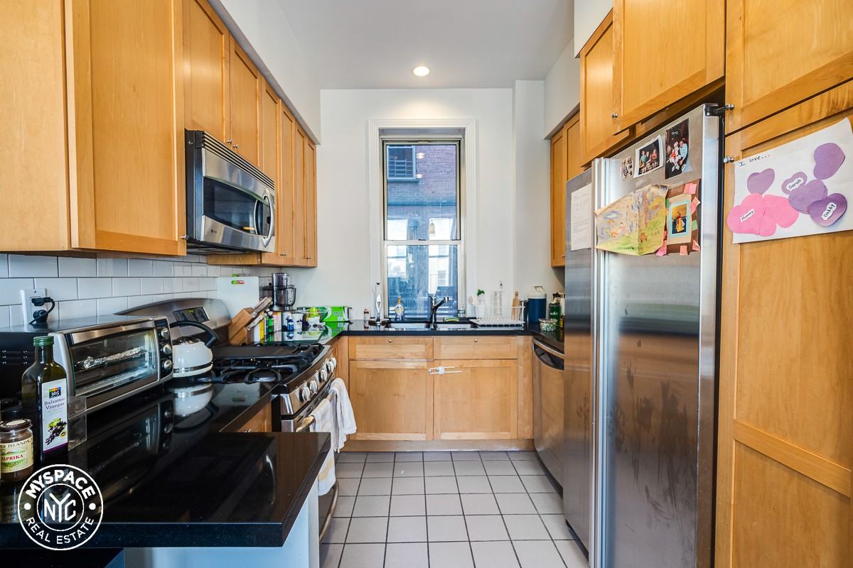 244 E 86th St ##34 - Photo 3 of 11