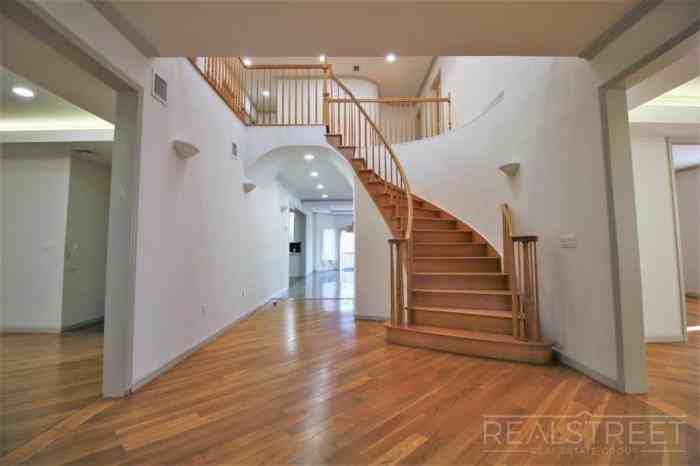 64 Lawrence Ave - Photo 3 of 20