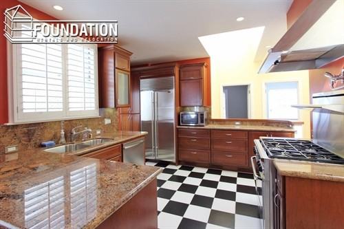 1639 Beach St - Photo 2 of 13