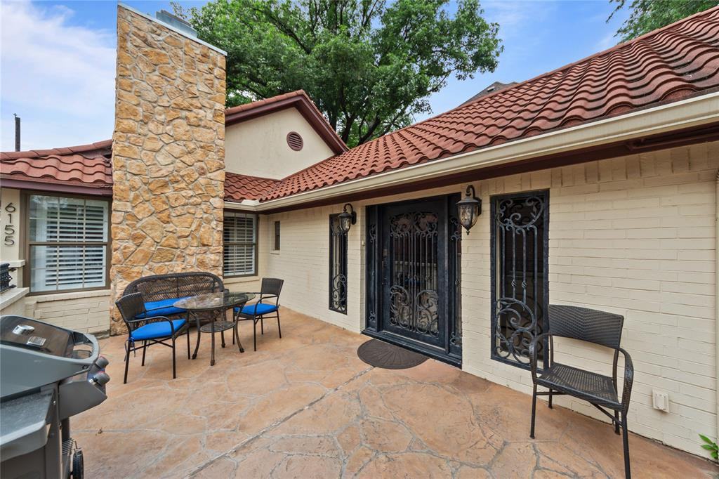 6155 Lakeshore Dr - Photo 3 of 30