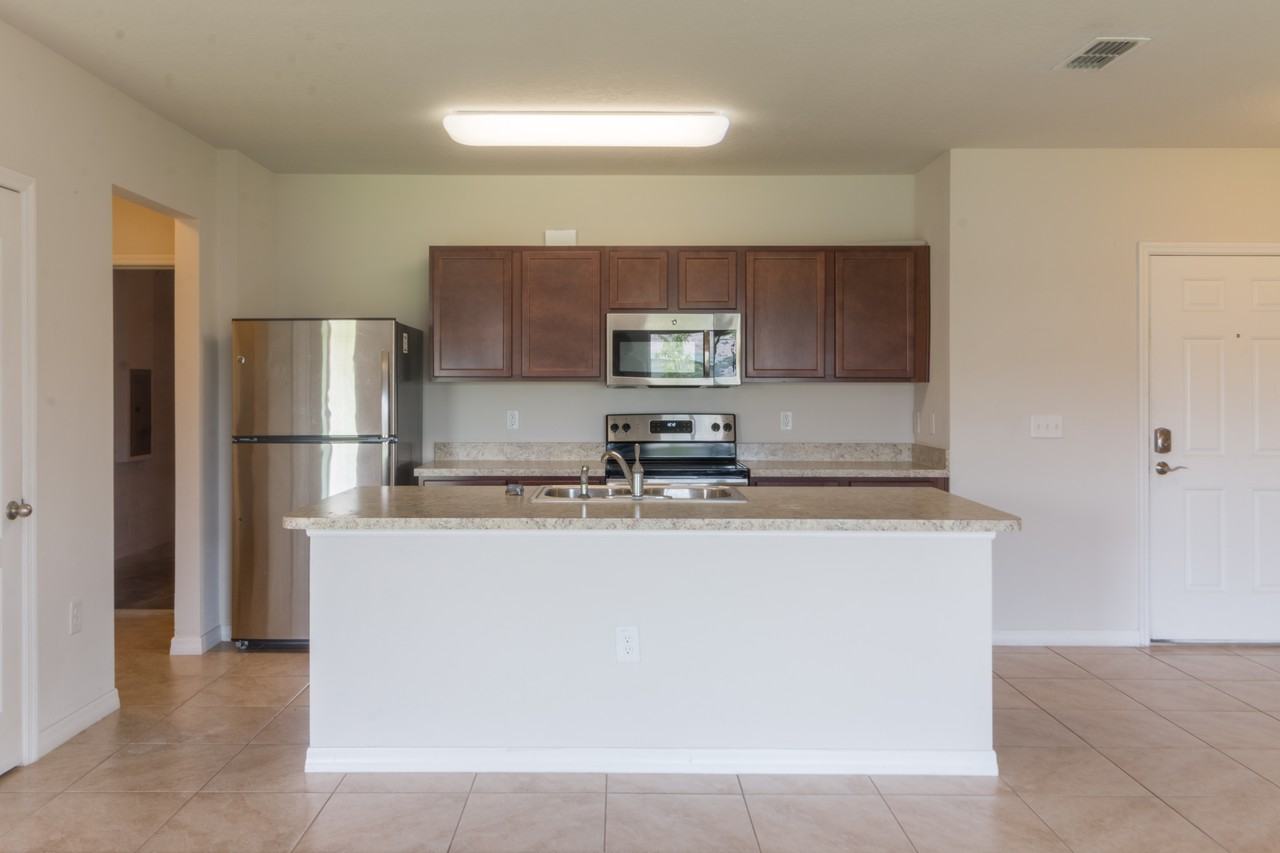 591 Lucerne Blvd - Photo 2 of 16