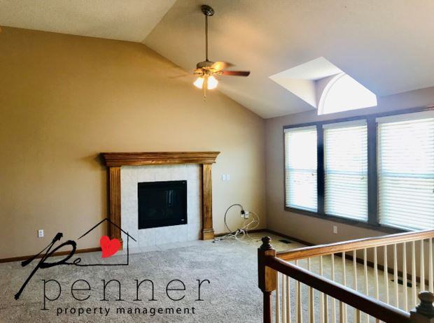 308 Northeast Topaz Drive - Photo 3 of 16