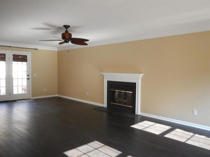 2606 Regents Park Ln - Photo 3 of 9