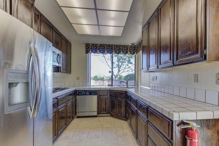 2648 Longview Dr - Photo 3 of 29