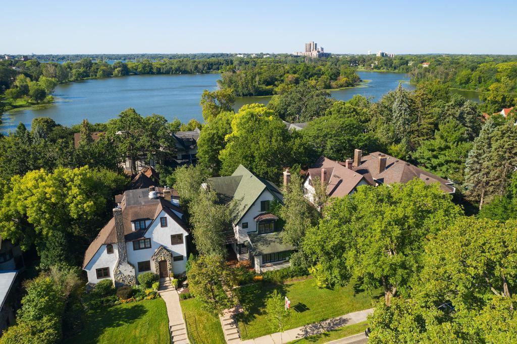 1627 W 26th St - Photo 3 of 35