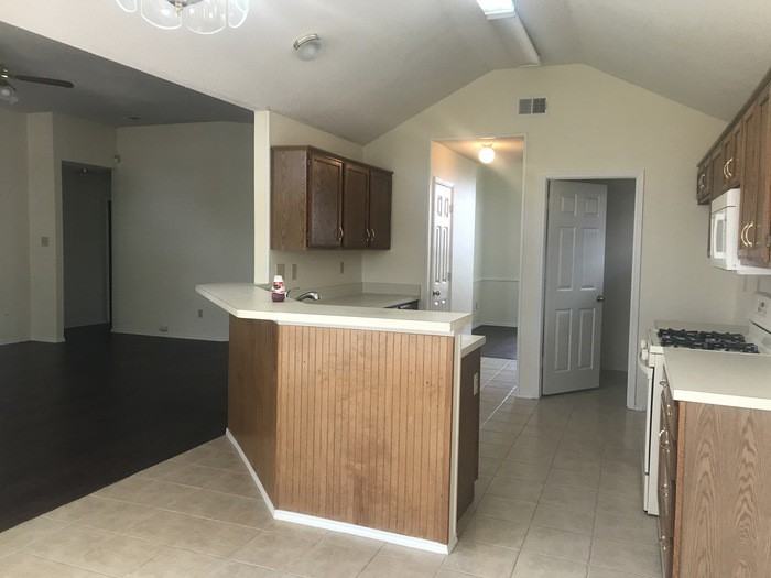 813 Moore St - Photo 3 of 30