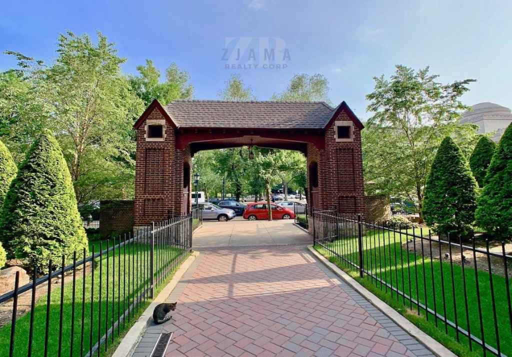 201 Eastern Pkwy #4D