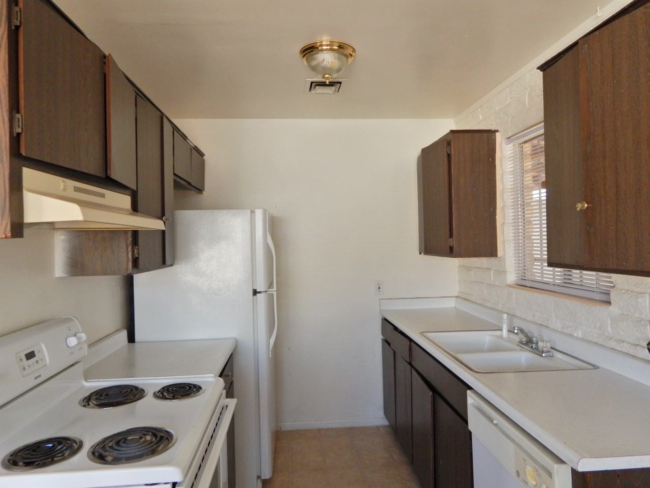 1038 E Halcyon Rd - Photo 2 of 10