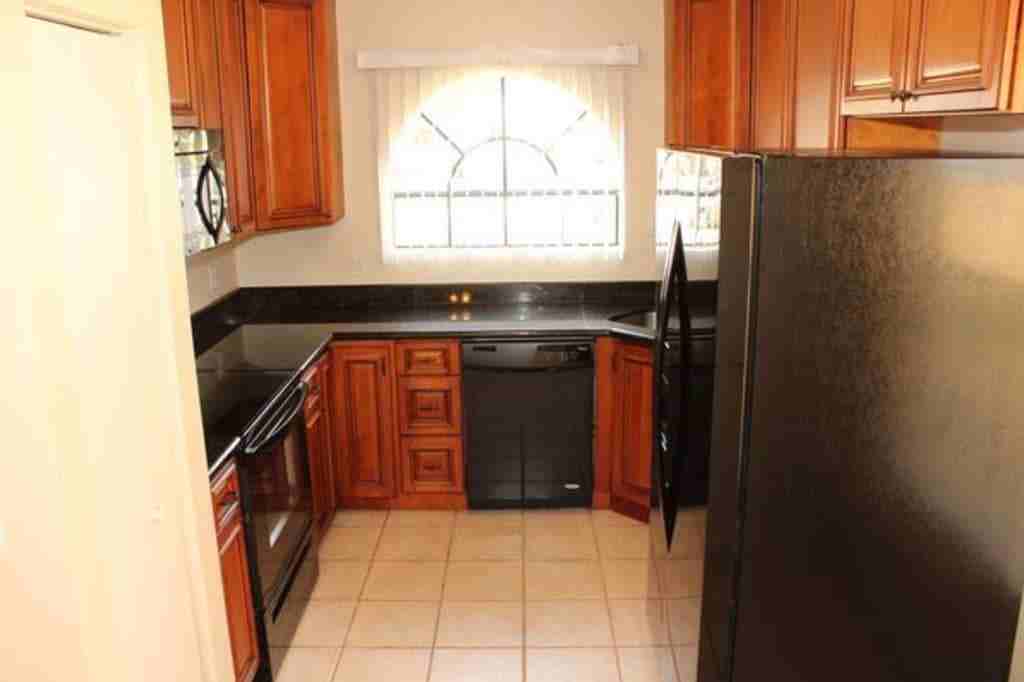 111 Lakeside Cir - Photo 3 of 16