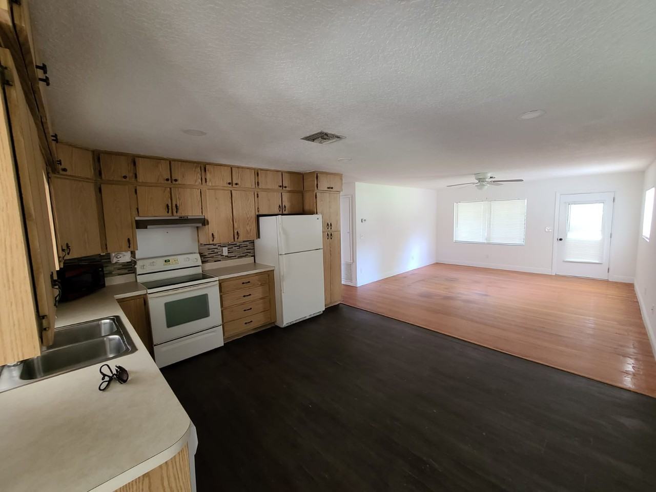 350 Saint Lawrence Ave - Photo 3 of 29