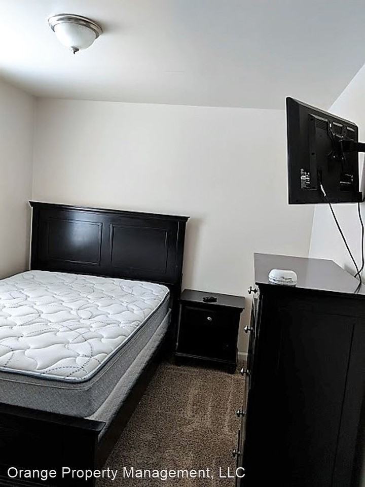 3313 11th Ave Ne - Photo 2 of 15