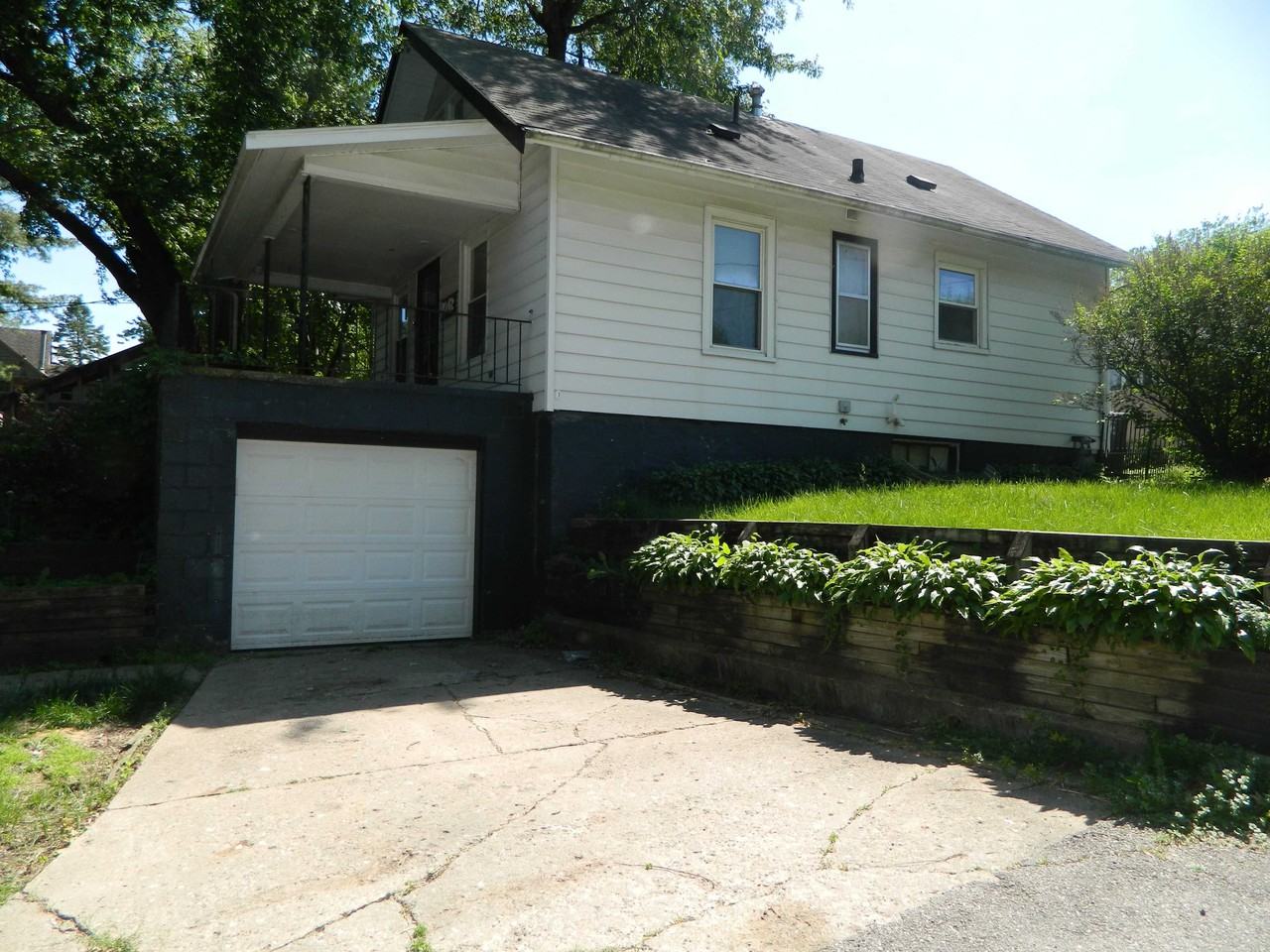 1042 56th St - Photo 2 of 24