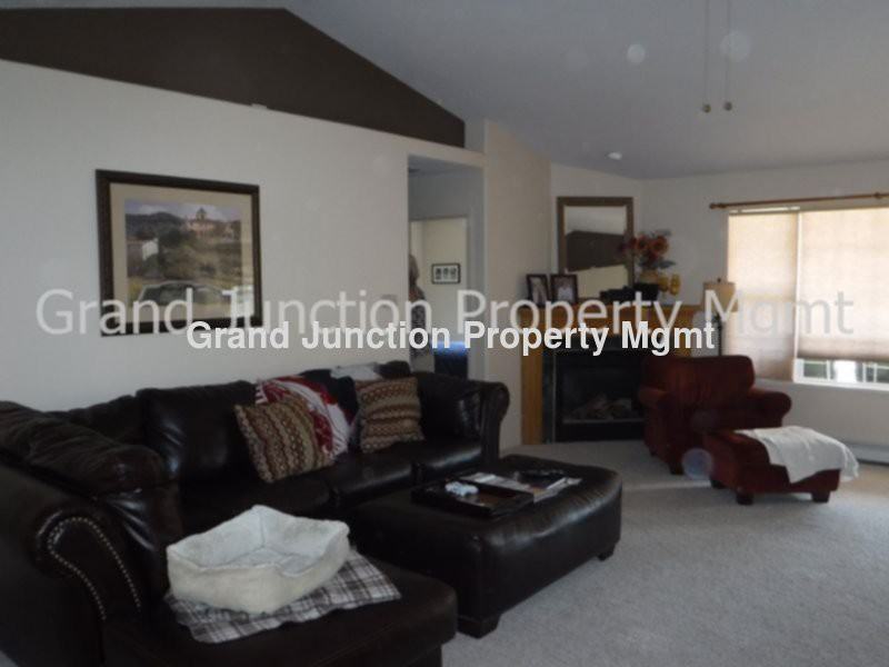 2814 Eldora Ct - Photo 2 of 10