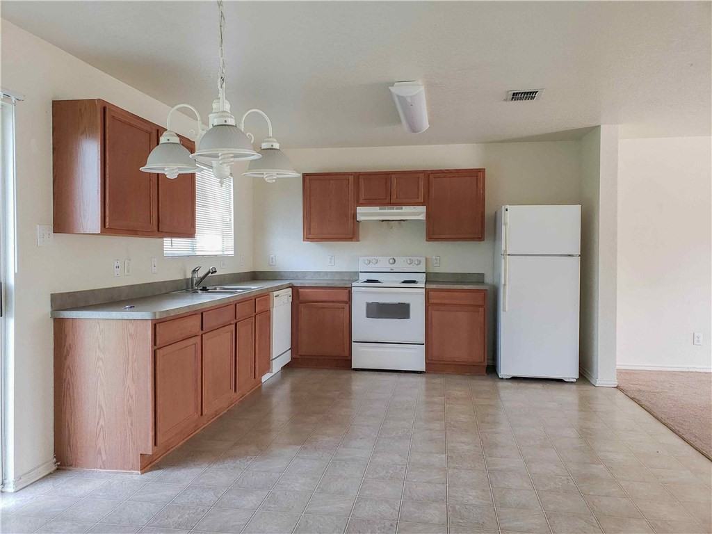 628 Northlake Dr - Photo 3 of 10