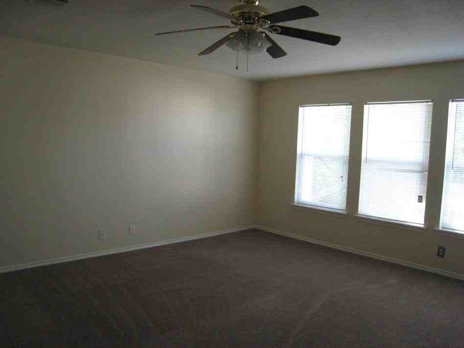 105 Cypress Ct - Photo 3 of 9