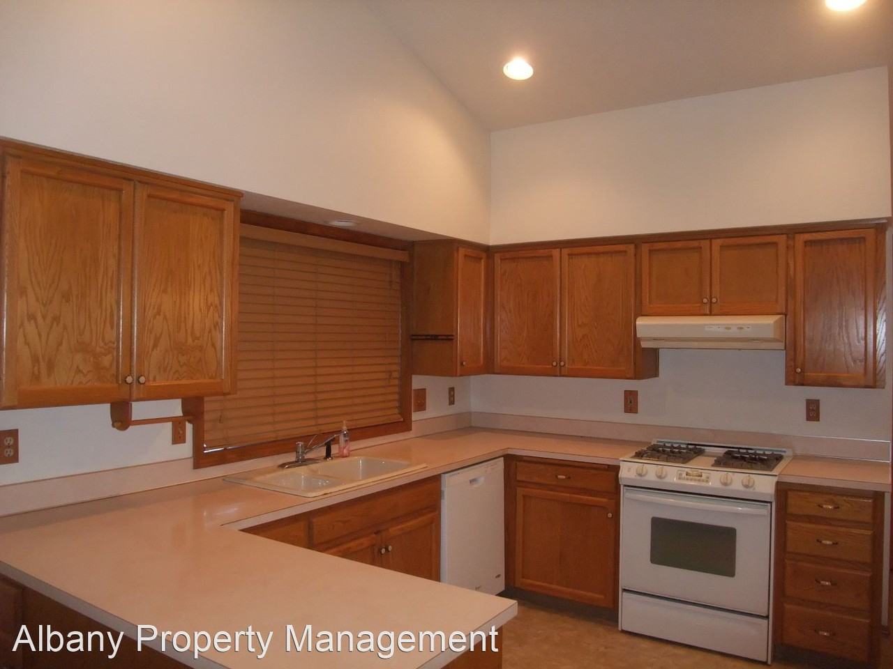 2647 Kristin Ct Ne - Photo 2 of 11