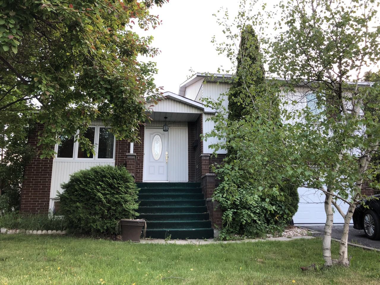 1195 Rue Théberge, Brossard, QC J4W 2N2 3 Bedroom Apartment for Rent