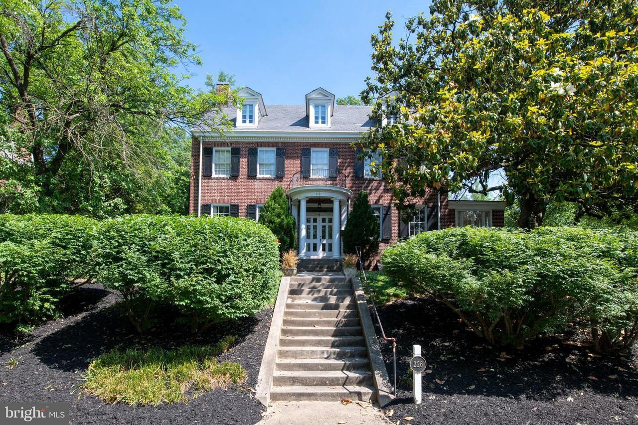 226 E 39th St - Photo 2 of 44