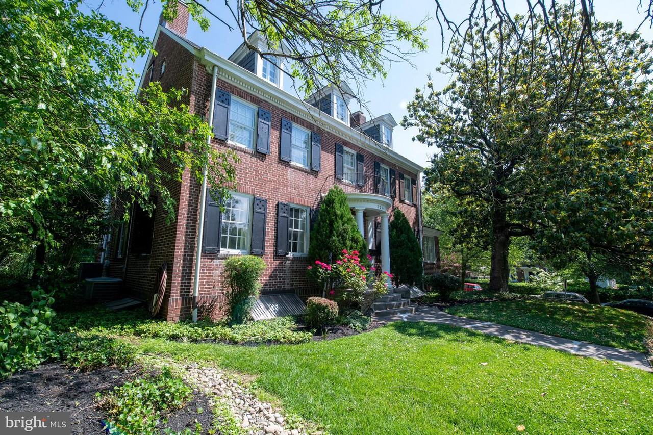 226 E 39th St - Photo 3 of 44