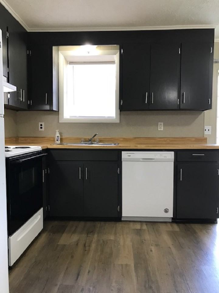 Stratrord Manor - Photo 3 of 11